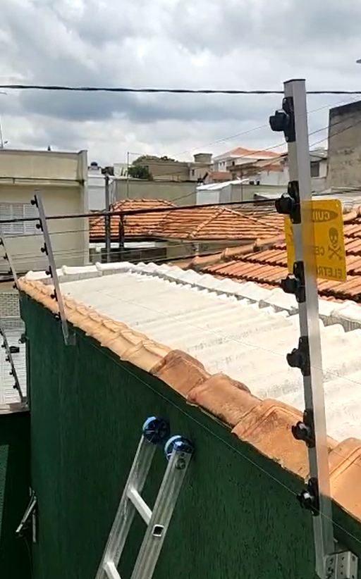 Cerca elétrica instalada no muro