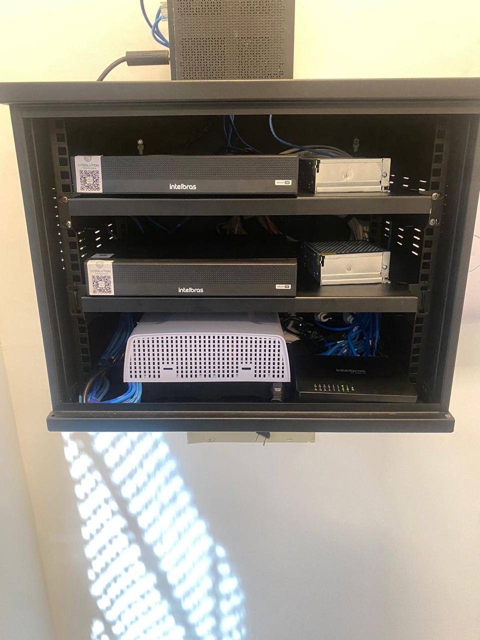 Rack com DVR Intelbras e telefonia